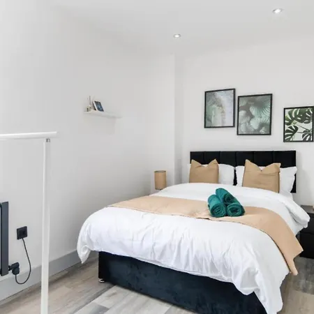 Modern Near Elizabeth Line Romford