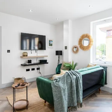 Modern Near Elizabeth Line * Romford