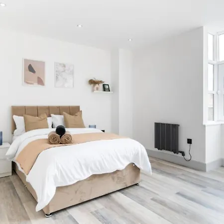 Modern Near Elizabeth Line Apartment
