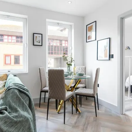 Modern Near Elizabeth Line Romford