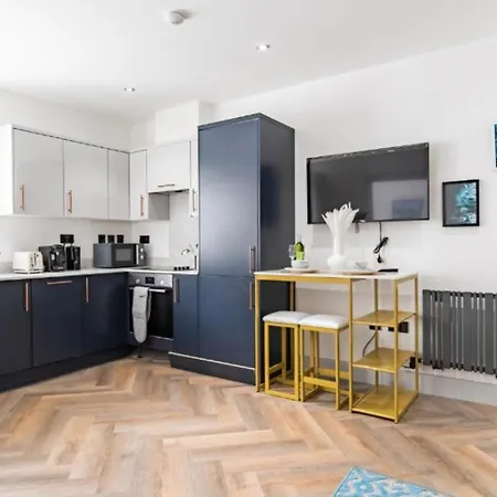 Modern Near Elizabeth Line * Romford