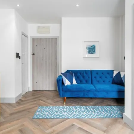 Modern Near Elizabeth Line * Romford
