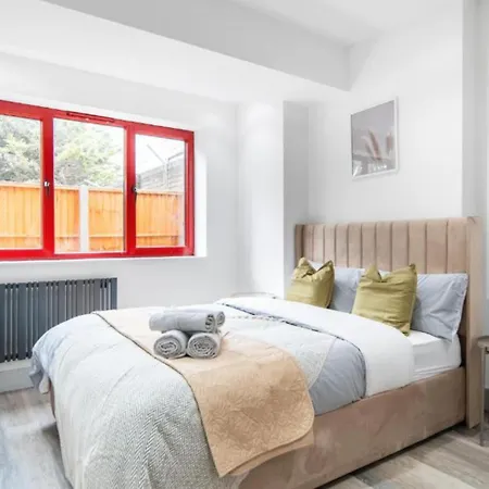 Modern Near Elizabeth Line Romford