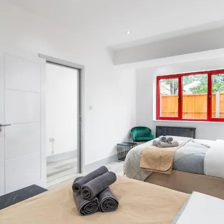 Modern Near Elizabeth Line Apartment Romford