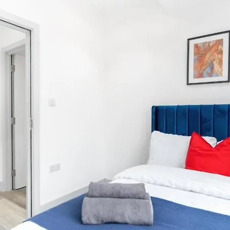 Modern Near Elizabeth Line * Romford