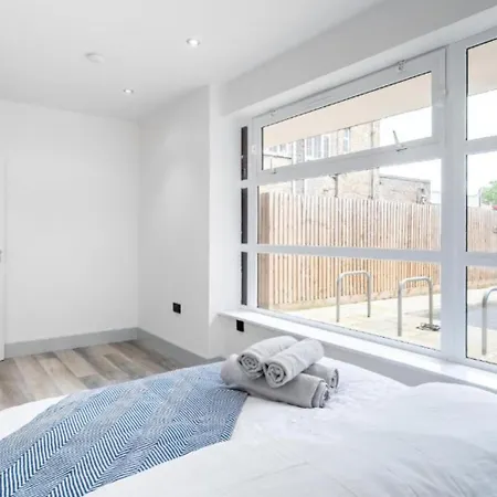 Modern Near Elizabeth Line * Romford
