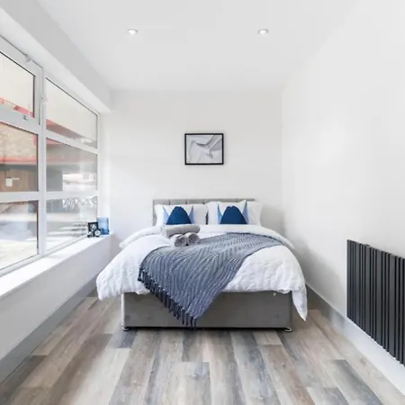 Modern Near Elizabeth Line Apartment