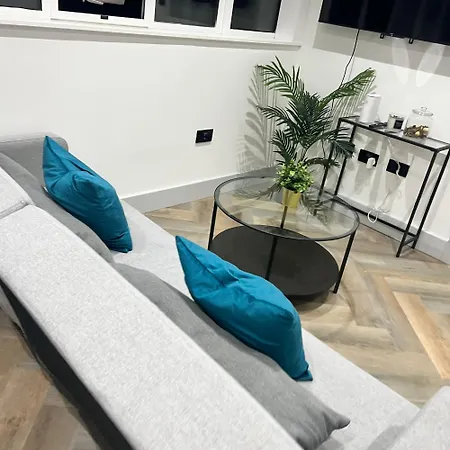 Modern Near Elizabeth Line Apartment *