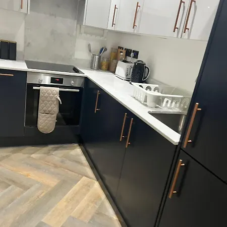 Modern Near Elizabeth Line Apartment Romford