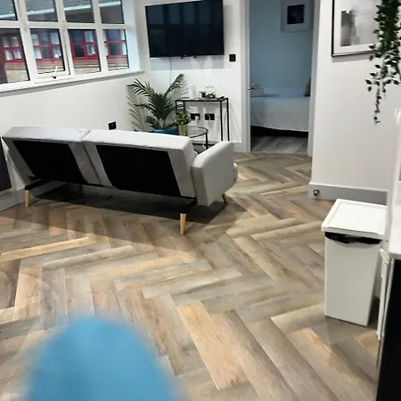 Modern Near Elizabeth Line * Romford