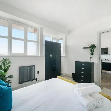 Modern Near Elizabeth Line Romford