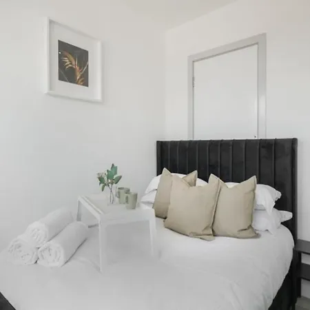 Modern Near Elizabeth Line Apartment Romford