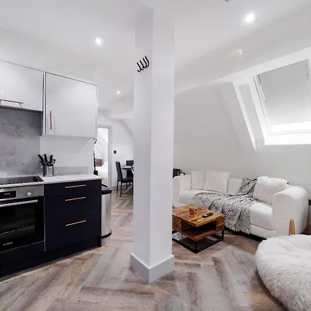 Modern Near Elizabeth Line Romford