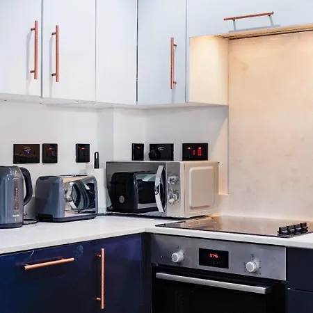 Modern Near Elizabeth Line Apartment Romford