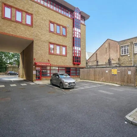 Modern Near Elizabeth Line * Romford