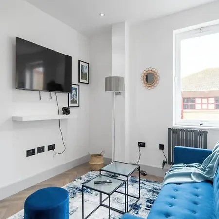 Modern Near Elizabeth Line Apartment Romford