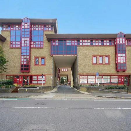Apartment Modern Near Elizabeth Line *