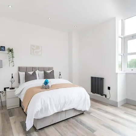 Modern Near Elizabeth Line Apartment *