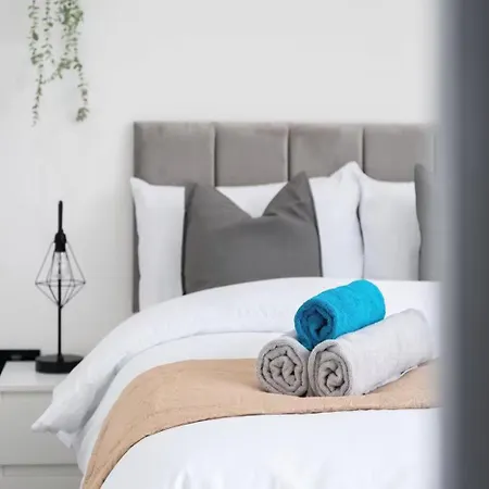 Modern Near Elizabeth Line Apartment Romford