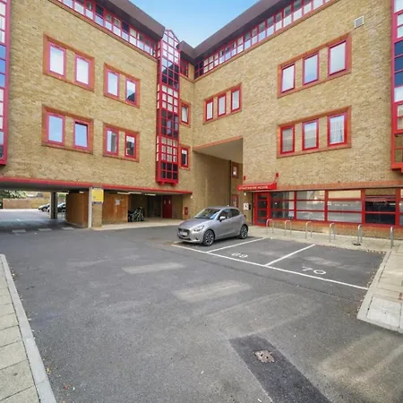 Modern Near Elizabeth Line * Romford