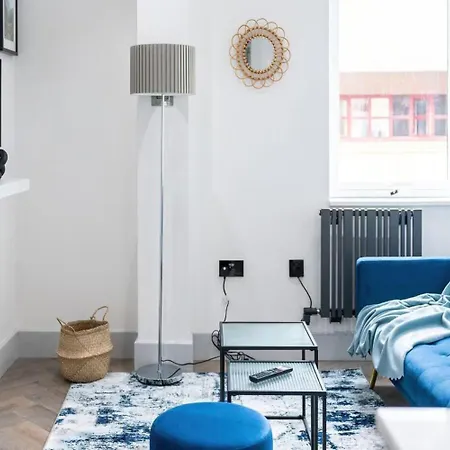 Modern Near Elizabeth Line Apartment