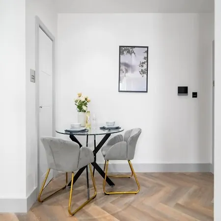 Modern Near Elizabeth Line Apartment Romford