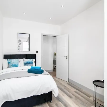 Modern Near Elizabeth Line Apartment *