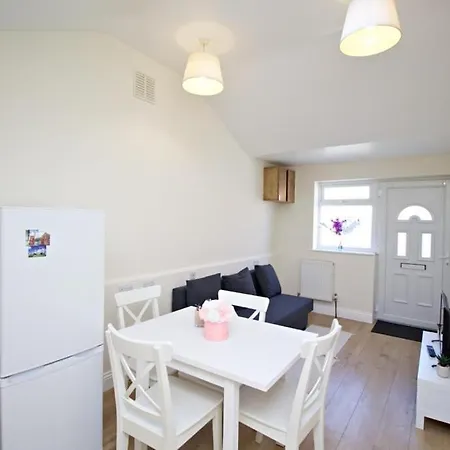 Lovely 1-bedroom Flat In Near Blackhorse Rd Apartment