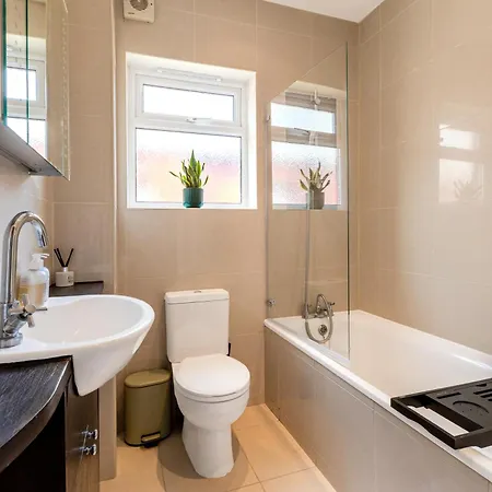 Elegant 1br With Garden Near Neasden Station Apartment *