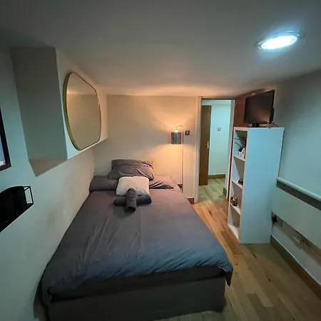 Electric Eve Apartment *