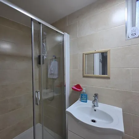 公寓 Spacious 3-bedroom Near Stratford, 1 Minute From Train Station *