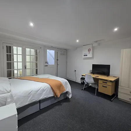 Spacious 3-bedroom Near Stratford, 1 Minute From Train Station