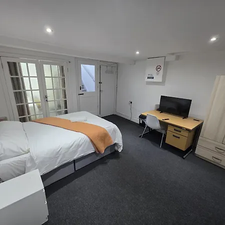 Spacious 3-bedroom Near Stratford, 1 Minute From Train Station 公寓