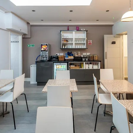 Hotel Oyo Bakers Victoria