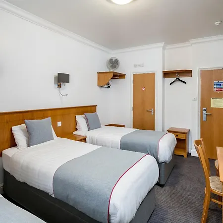 Oyo Townhouse New England, Victoria 3*