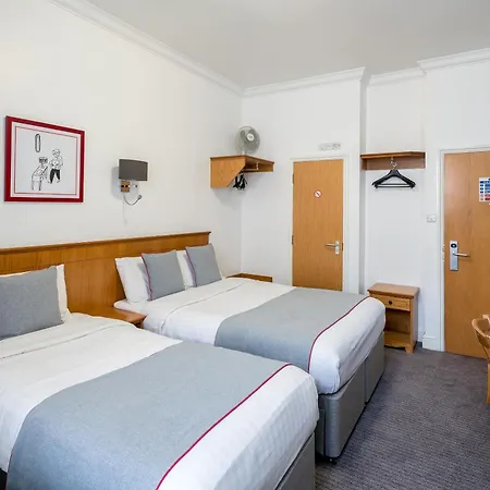 Oyo Townhouse New England, Victoria 3*