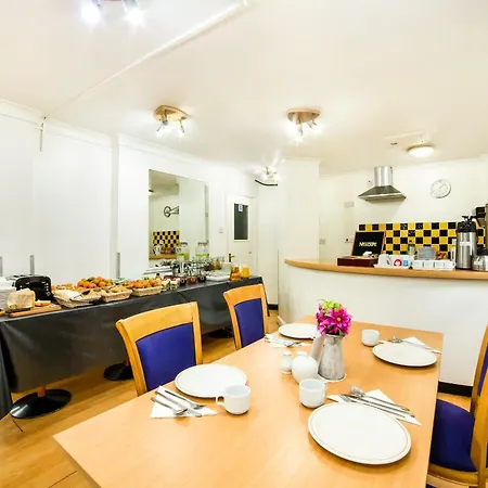 Oyo Townhouse New England, Victoria