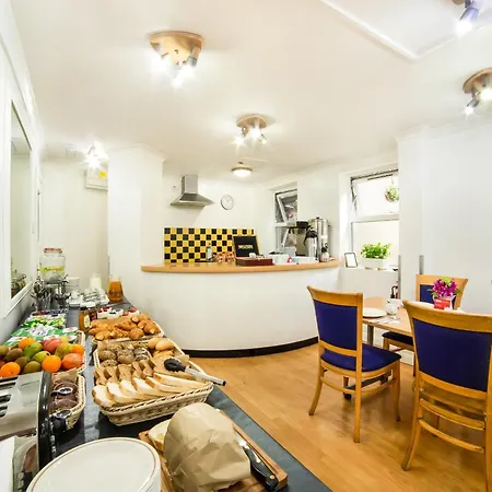 Oyo Townhouse New England, Victoria Hotell