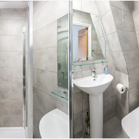 Oyo Townhouse New England, Victoria 3*