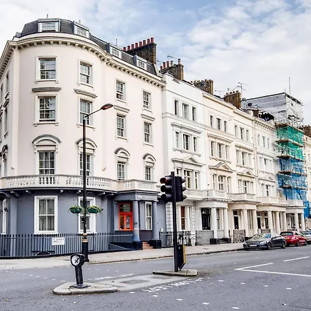 Oyo Townhouse New England, Victoria London