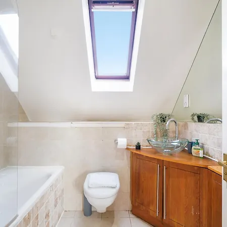 Spacious 3 Story House In Fulham Broadway *