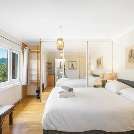 Spacious 3 Story House In Fulham Broadway
