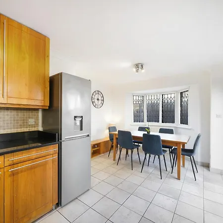 Spacious 3 Story House In Fulham Broadway *