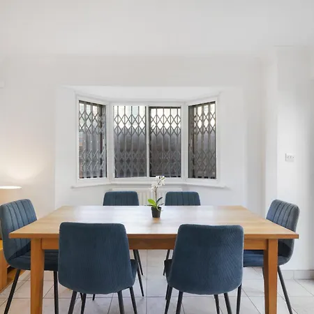 Spacious 3 Story House In Fulham Broadway * Londra