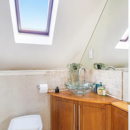 Spacious 3 Story House In Fulham Broadway Londra