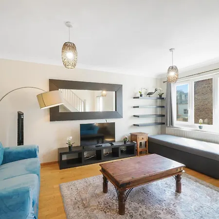 Spacious 3 Story House In Fulham Broadway * Londra