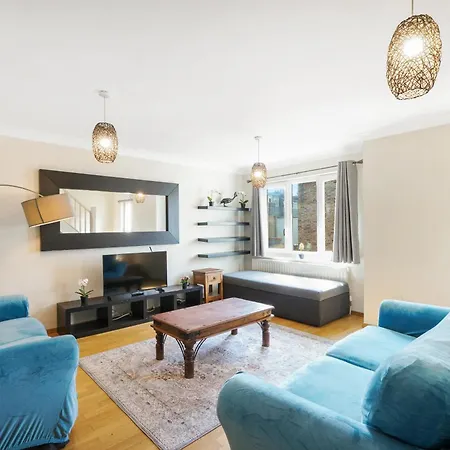 Spacious 3 Story House In Fulham Broadway