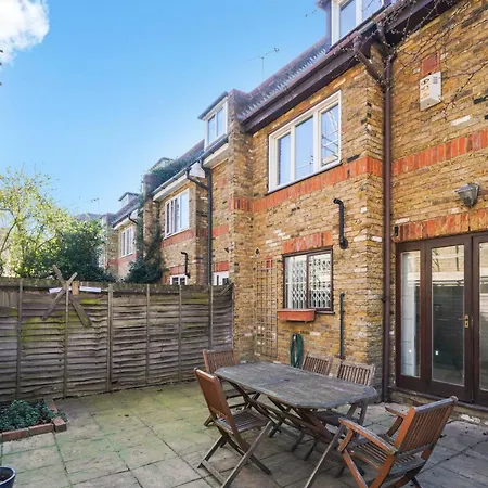 Spacious 3 Story House In Fulham Broadway *