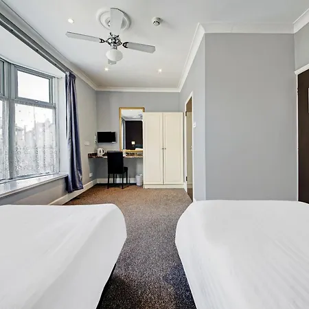 Hotel Oyo Bostons Manor Hotel, Hanwell London 3*