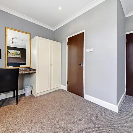 Hotel Oyo Bostons Manor Hotel, Hanwell London 3*